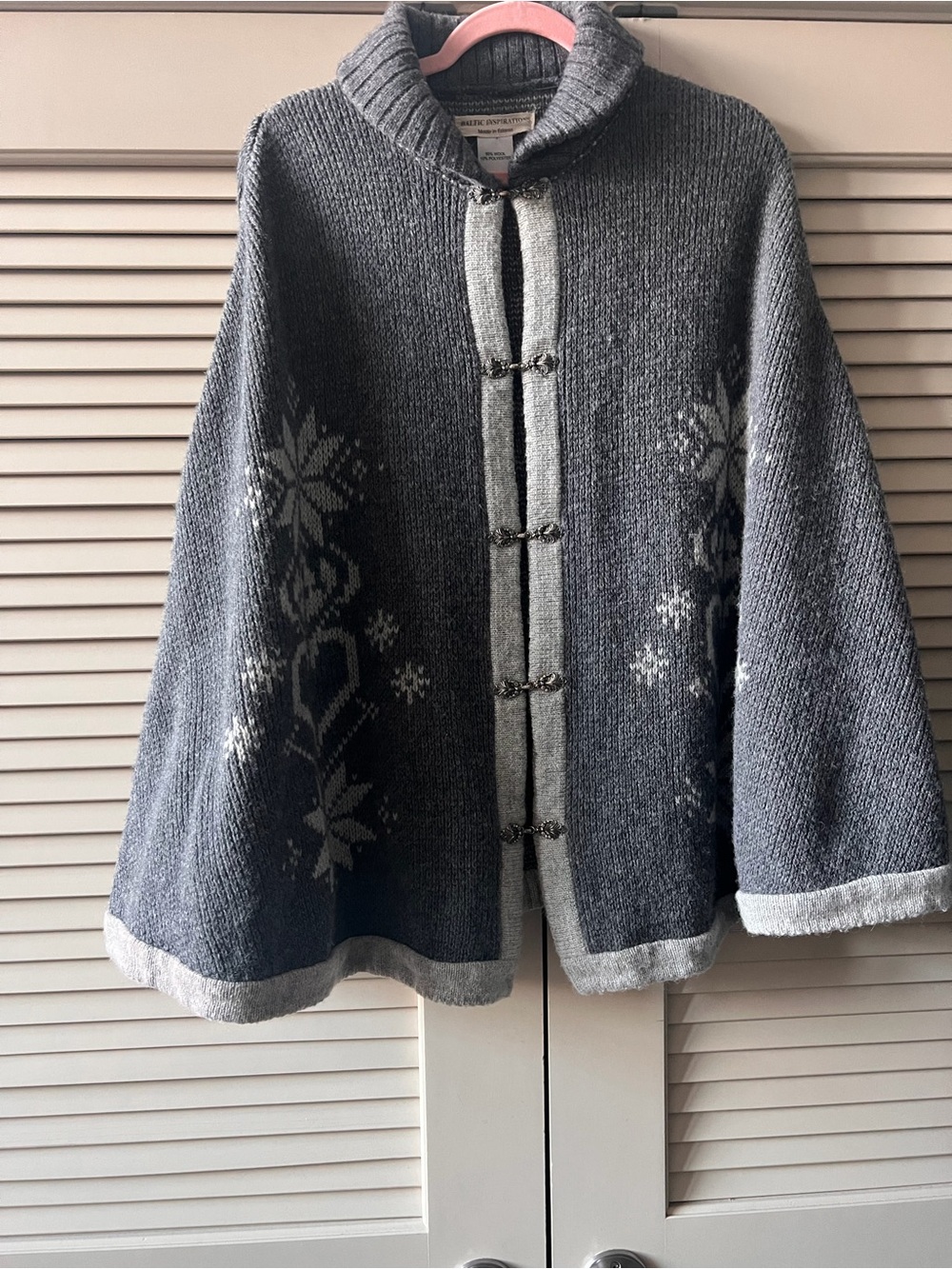 Title: Baltic Inspirations Estonia Wool Blend Nordic Snowflake Poncho Cape Silve